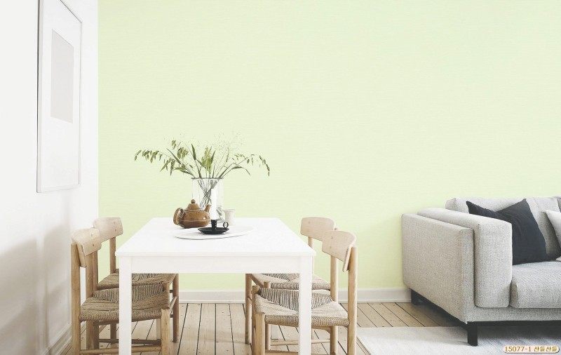 Màu xanh nhạt của giấy dán tường mã 15077-1 đem lại cho phòng khách nhà bạn một sự nổi bật vô cùng